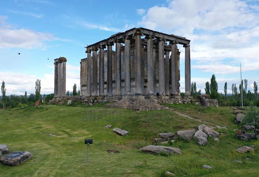 Eski Ahlat Kenti Huri, Asur, Urartu, Pers, Helenistik, Roma, Bizans, Emevi, Abbasi, Mervanoğulları egemenliklerini gören Bitlis'te Eski Ahlat Kenti, söz konusu medeniyetlerin yanı sıra taşıdığı Selçuklu, Ahlatşahlar, Akkoyunlu, Safevi ve Osmanlı izleriyle turistlerin ilgisini çekiyor.  Hattuşaş Antik Kenti Anadolu'nun ilk medeniyetlerinden Hatti ve Hititler'in kültürel mirasına ev sahipliği yapan Çorum'un Boğazkale ilçesindeki Hattuşa Antik Kenti, UNESCO Dünya Kültür Mirası ve Dünya Belleği listelerindeki tek antik şehir unvanıyla Türkiye'nin göz bebeği turizm mekanları arasında yer alıyor.  Alacahöyük Ören Yeri Türkiye'nin ilk milli kazı alanlarından biri olan ayrıca Anadolu'nun bilinen ilk barajlarından Hitit Barajı, kral ve prens mezarları, Aslanlı Kapı sfenksi, ziyarete açık arkeolojik kazı alanına ev sahipliği yapan Alacahöyük, kentte en çok ziyaretçi çeken mekanların başında geliyor.  Nemrut Dağı Güneşin doğuşu ve batışının en güzel izlendiği yerlerden biri olan Nemrut Dağı, UNESCO Dünya Miras Listesi'nde yer alıyor. Kommagene Krallığı'na ait 50 metre yüksekliğinde, 150 metre çapındaki tümülüs ve dev heykellerin bulunduğu 2 bin 206 metre yükseklikteki Nemrut Dağı'nı her yıl binlerce ziyaretçi ağırlıyor.