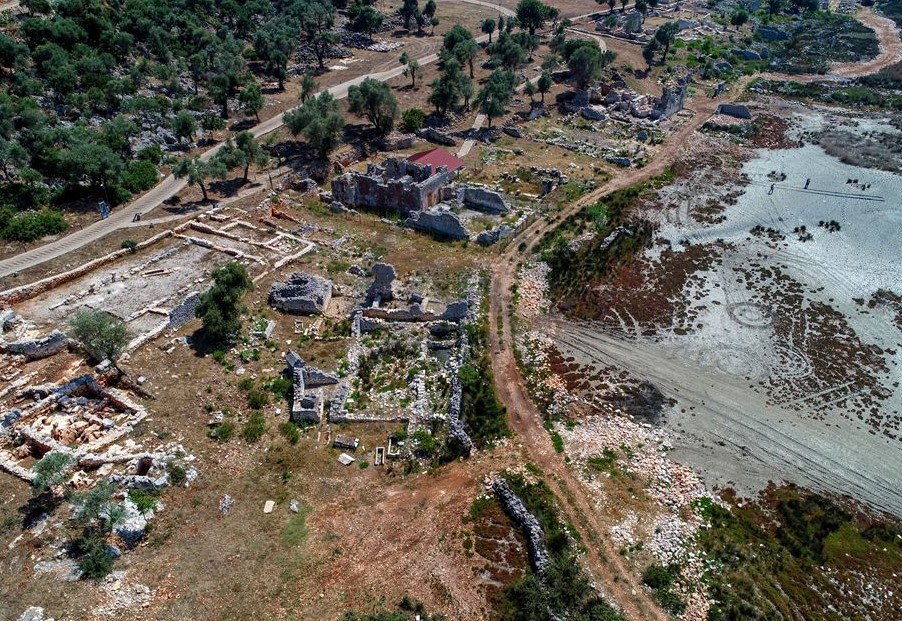 Arslantepe Höyüğü Anadolu'nun bilinen en eski şehir devletinin kurulduğu Malatya'daki Arslantepe Höyüğü binlerce yıllık geçmişiyle UNESCO Dünya Miras Geçici Listesi'nde yer alıyor. Fırat Nehri'nin batı kıyısında Malatya'ya 7 kilometre mesafedeki Arslantepe, yüksek tarım potansiyeli, sulak alanları ve nehrin taşkınlarından korunan yapısı sayesinde binlerce yıl insanoğluna kucak açmış tarihi mekanlar arasında yer alıyor.  Aizanoi Antik Kenti Kütahya'nın Çavdarhisar ilçesinde yer alan Aizanoi Antik Kenti, Zeus Tapınağı, stadyum-tiyatro kompleksi ve dünyanın ilk borsalarından biri olan macellumu ile Roma döneminin en önemli kentlerinden biri olarak ön plana çıkıyor.