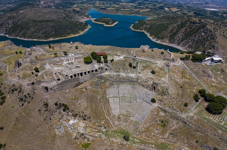 Arkeolojik kazılara ve diğer birçok bilimsel araştırmaya bağlı olarak, İlk Çağ (MÖ 2.bin-Mö.600 yılları arasında) Anadolu medeniyetleri şu şekildedir; Hititler, Hattiler, Frigler, Lidyalılar, İyonyalılar ve Urartular. Bunların dışında Anadolu; Perslere (M.Ö 543-333), İskender İmparatorluğu'na, Roma İmparatorluğu'na, Bizans'a (395-1071), Selçuklu ve Osmanlı İmparatorluğu'na ev sahipliği yapmıştır.