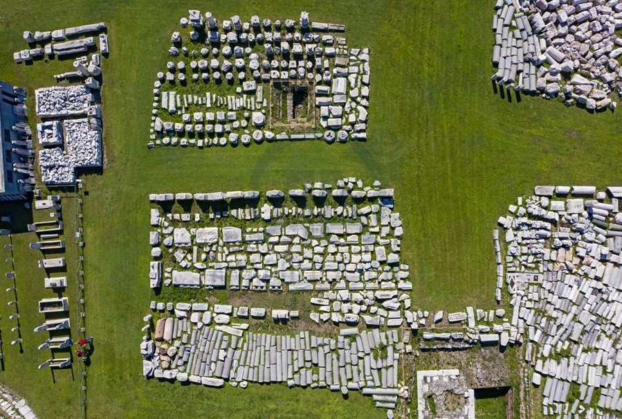 Perge Antik Kenti   Tatil için en fazla tercih edilen bölgelerden olan Akdeniz, antik kentleri ve ören yerleriyle de ilgi çekiyor.  Antalya'nın Aksu ilçesinde yer alan ve Geç Klasik, Helenistik ve ağırlıklı olarak Roma döneminin izlerini taşıyan Perge Antik Kenti, turistlerin en çok ziyaret ettiği mekanlar arasında yer alıyor.