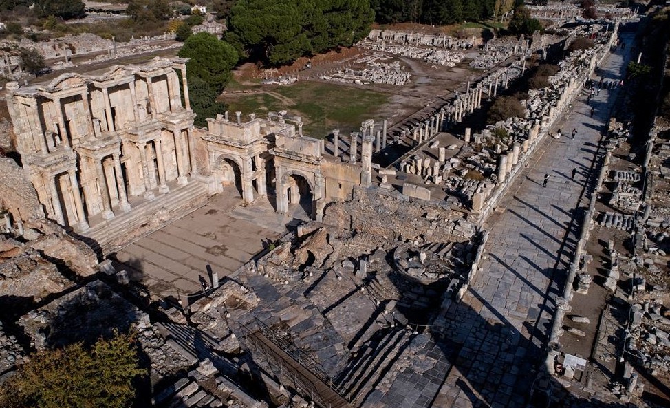 Andriake Antik Kenti Demre ilçesinde Çayağzı mevkisinde yer alan Andriake, Myra'nın Limanı ve civarındaki yerleşim olarak biliniyor.  Milattan Önce 200 yıllarında Andriakos Nehri'nin ağzında Andriake isimli bir şehrin olduğu ve Milattan Önce 197'de 3. Antiokhos'un, Antiokheia'dan çıkarak, Ptolemaioslar’ın elinde bulunan yerleri alarak, filosuyla Andriake'ye geldiği rivayet ediliyor.  Aspendos Antik Kenti   Serik ilçesine bağlı Belkıs köyünde yer alan, antik tiyatrosuyla meşhur Aspendos Antik Kenti, tarihi yapıları dolayısıyla yerli ve yabancı turistlerin en çok ziyaret ettiği tarihi alanlar arasında yer alıyor.