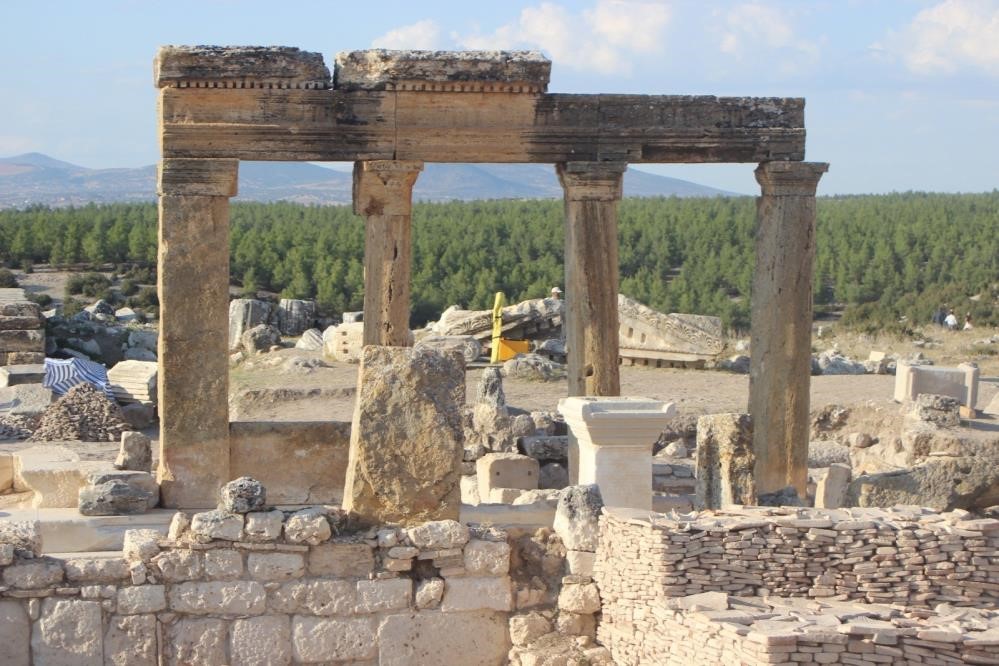 Xanthos Antik Kenti Fethiye-Kaş kara yolunda, Fethiye’ye 46 kilometre uzaklıktaki Kınık beldesinde yer alan şehir, Xanthos Nehri (Eşen Çayı) kenarındaki ovaya hakim iki tepe üzerinde kuruldu.  Likya Birliği'nin idari merkezi olarak bilinen Xanthos ören yeri, Likya uygarlığının özgünlüğü ve kazılarda elde edilen buluntuların önemi dolayısıyla UNESCO Dünya Kültür Miras Listesi'ne dahil edilmişti.  Phaselis Antik Kenti Antalya'nın Kemer ilçesi Tekirova beldesinde yer alan Milattan Önce 7'nci yüzyılda kurulan Phaselis Antik Kenti, birçok medeniyete ev sahipliği yaptı. Limanları, agoraları ve şehir sikkeleri üzerindeki gemi betimlemeleri Phaselis'in ticari liman hüviyetini vurgular nitelikteki özellikleri arasında yer alıyor. Kent yapıları ve nekropolis alanıyla dikkati çeken Phaselis, yerli ve yabancı ziyaretçilerini bekliyor.