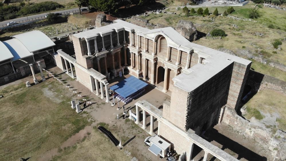 Muğla'nın "Gladyatörler şehri" Stratonikeia   UNESCO Dünya Miras Geçici Listesi'ndeki Muğla'nın Yatağan ilçesinde Osmanlı yapılarıyla da kaynaşmış Stratonikeia Antik Kenti, her yıl gün yüzüne çıkarılan yeni eser ve yapılarla ziyaretçilerini büyülüyor.  "Gladyatörler Şehri" olarak anılan Stratonikeia Antik Kenti, yerli ve yabancı ziyaretçilerin gezi rotalarında yerini koruyor. Kentte Pamukkale Üniversitesi Fen Edebiyat Fakültesi Arkeoloji Bölümü Öğretim Üyesi ve Stratonikeia Antik Kenti Kazı Başkanı Prof. Dr. Bilal Söğüt'ün başkanlığındaki araştırmacılar kazı çalışması yürütüyor.