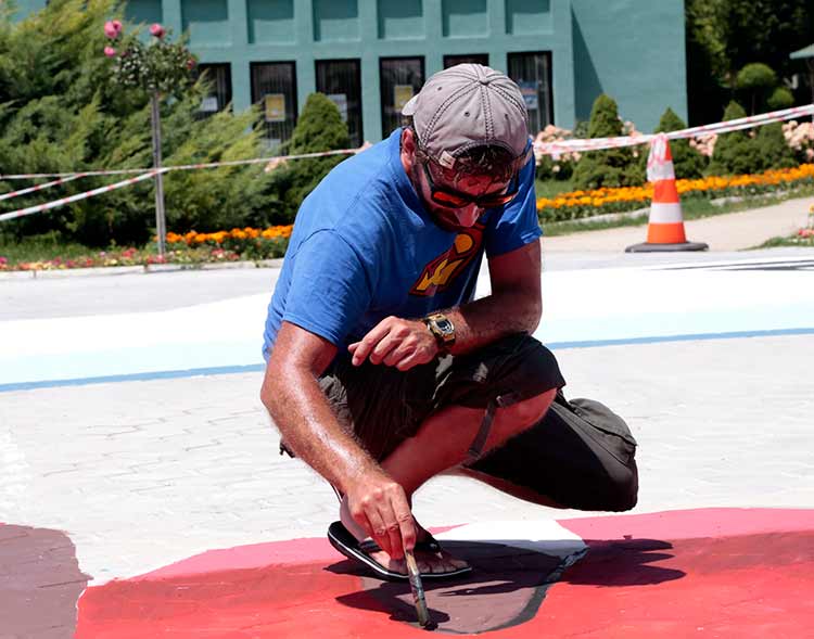 Dünyaca ünlü sokak resmi sanatçısı Alex Maksiov, Anadolu Üniversitesi (AÜ) Havacılık Parkı'na ilk Türk sivil uçağı VECİHİ XIV'ün 3 boyutlu resmini çizmeye başladı.