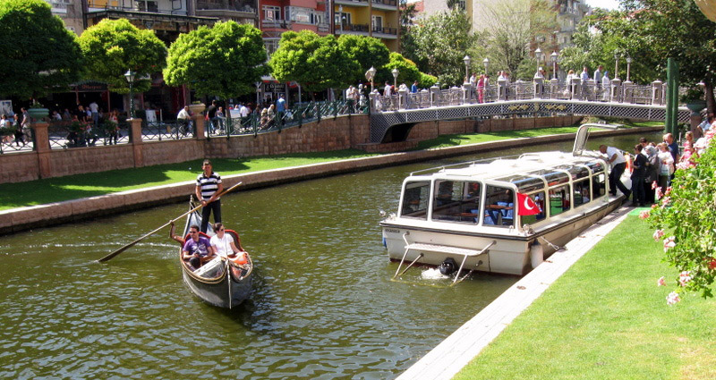 Her yıl binlerce yerli ve yabancı turiste ev sahipliği yapan Eskişehir’de, turizm sezonu hızlı başladı. Türkiye’nin Venedik’i olarak belirtilen kentimize gelen turistler, Venedik hayallerini Eskişehir’de gerçekleştiriyor.