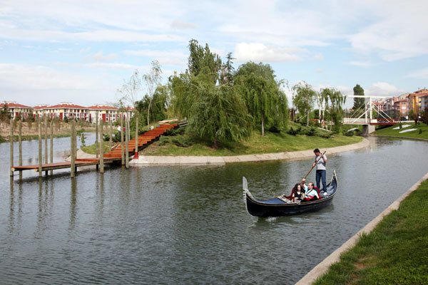 Her yıl binlerce yerli ve yabancı turiste ev sahipliği yapan Eskişehir’de, turizm sezonu hızlı başladı. Türkiye’nin Venedik’i olarak belirtilen kentimize gelen turistler, Venedik hayallerini Eskişehir’de gerçekleştiriyor.