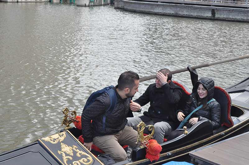 Her yıl binlerce yerli ve yabancı turiste ev sahipliği yapan Eskişehir’de, turizm sezonu hızlı başladı. Türkiye’nin Venedik’i olarak belirtilen kentimize gelen turistler, Venedik hayallerini Eskişehir’de gerçekleştiriyor.