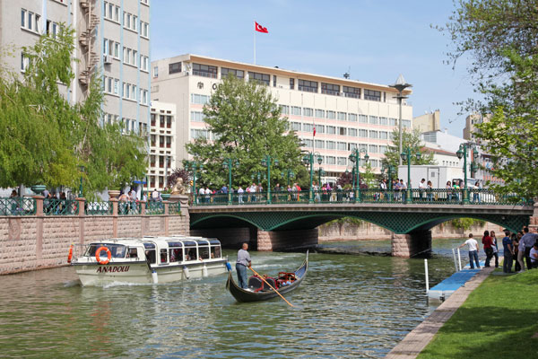 Her yıl binlerce yerli ve yabancı turiste ev sahipliği yapan Eskişehir’de, turizm sezonu hızlı başladı. Türkiye’nin Venedik’i olarak belirtilen kentimize gelen turistler, Venedik hayallerini Eskişehir’de gerçekleştiriyor.