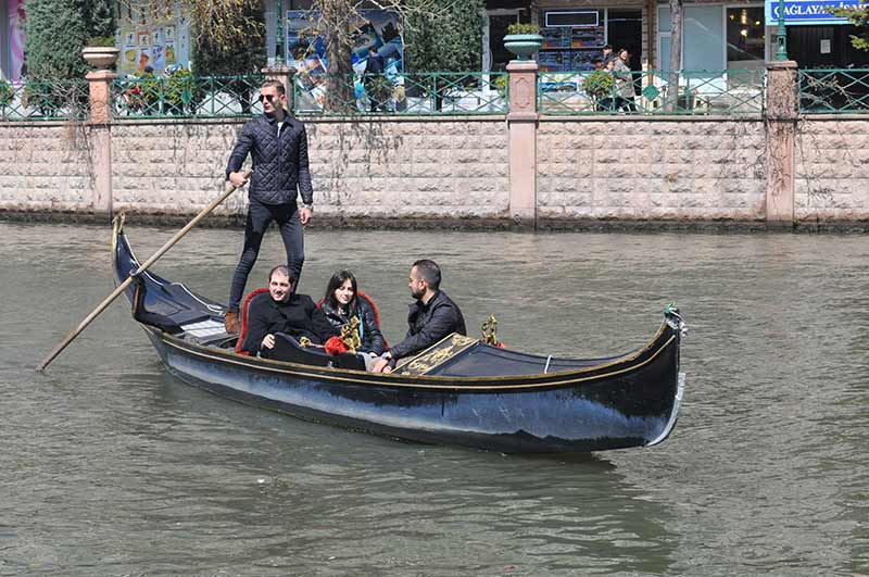 Her yıl binlerce yerli ve yabancı turiste ev sahipliği yapan Eskişehir’de, turizm sezonu hızlı başladı. Türkiye’nin Venedik’i olarak belirtilen kentimize gelen turistler, Venedik hayallerini Eskişehir’de gerçekleştiriyor.