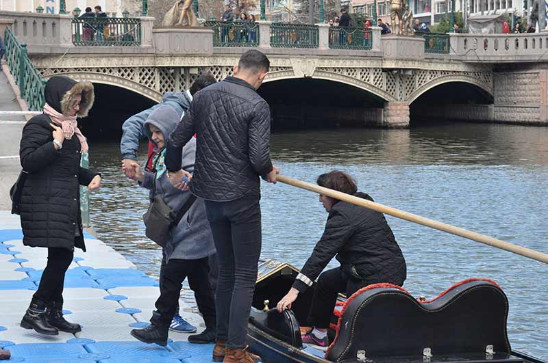 Her yıl binlerce yerli ve yabancı turiste ev sahipliği yapan Eskişehir’de, turizm sezonu hızlı başladı. Türkiye’nin Venedik’i olarak belirtilen kentimize gelen turistler, Venedik hayallerini Eskişehir’de gerçekleştiriyor.