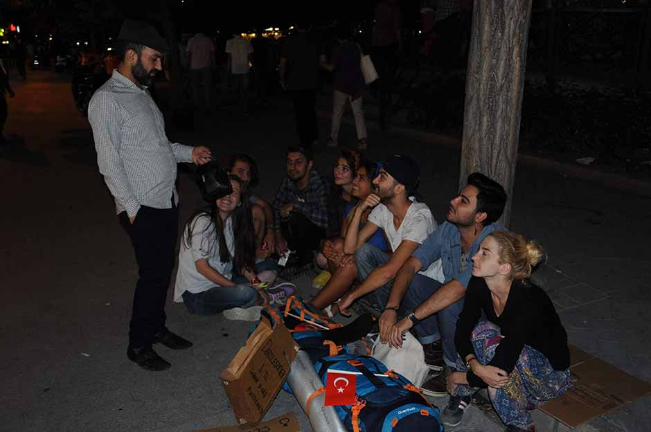 Türkiye’nin 50’den farzla ilini dert dinleyerek gezen üniversiteli gezgin gençler, sonluğu Eskişehir’de aldı. Okullarını bırakıp yurdun birçok noktasını plansız şekilde dolaşan gençler, yol masraflarını 1 liraya dert dinleyerek çıkarıyor. 