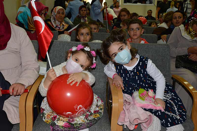 Osmangazi Üniversitesi (OGÜ) Tıp Fakültesi Hastanesi Onkoloji ve Pediatri Bölümlerinde ayakta tedavi gören yaklaşık 20 çocuk ile okul öncesinde eğitim alan yaklaşık 60 çocuk olmak üzere, toplamda 80 çocuk aileleriyle beraber Tepebaşı Belediyesi 29 Ekim Gençlik Merkezi’nde düzenlenen etkinlikte 23 Nisan coşkusunu yaşadı.