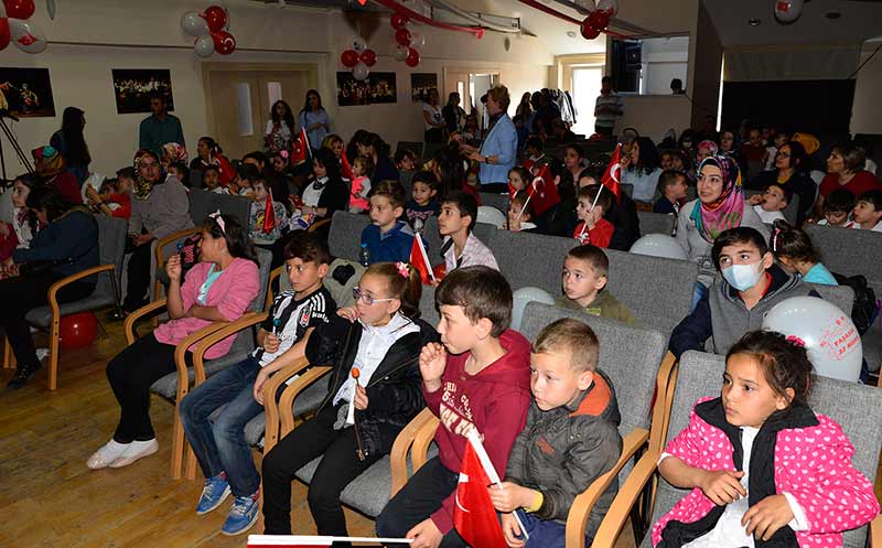 Osmangazi Üniversitesi (OGÜ) Tıp Fakültesi Hastanesi Onkoloji ve Pediatri Bölümlerinde ayakta tedavi gören yaklaşık 20 çocuk ile okul öncesinde eğitim alan yaklaşık 60 çocuk olmak üzere, toplamda 80 çocuk aileleriyle beraber Tepebaşı Belediyesi 29 Ekim Gençlik Merkezi’nde düzenlenen etkinlikte 23 Nisan coşkusunu yaşadı.