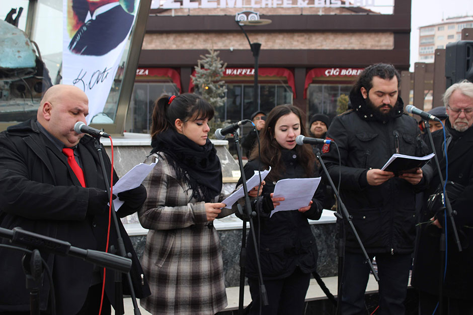 Ankara'daki evinin önünde 24 Ocak 1993'te otomobiline konulan bombanın patlaması sonucu yaşamını yitiren gazeteci yazar Uğur Mumcu için Eskişehir'de anma töreni düzenlendi.