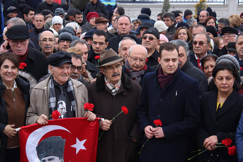 Ankara'daki evinin önünde 24 Ocak 1993'te otomobiline konulan bombanın patlaması sonucu yaşamını yitiren gazeteci yazar Uğur Mumcu için Eskişehir'de anma töreni düzenlendi.