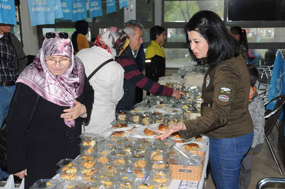 Eskişehir Odunpazarı Ülkü Ocağı Başkanlığı ve Ülkücü İşçiler Derneği Kadın Kolları tarafından organize edilen ‘Elden Ele Gönülden Gönüle, Ülkü Ocakları Kermese’ etkinliğinin açılışı yapıldı.