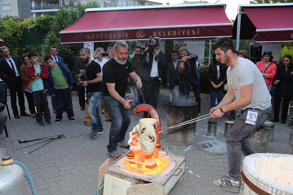 Eskişehir Büyükşehir Belediyesi, Seramik Sanatı Eğitimi ve Değişimi Derneği (SSEDD) ile Anadolu Üniversitesi (AÜ) Güzel Sanatlar Fakültesi işbirliğiyle düzenlenen "2. Uluslararası Eskişehir Fırçanın Sırdaki İzi, Seramik Sempozyumu"  28-31 Mayıs arasında gerçekleştirilecek.