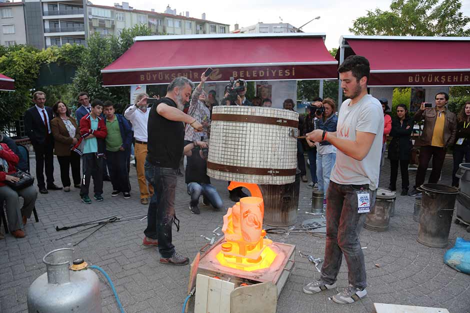 Eskişehir Büyükşehir Belediyesi, Seramik Sanatı Eğitimi ve Değişimi Derneği (SSEDD) ile Anadolu Üniversitesi (AÜ) Güzel Sanatlar Fakültesi işbirliğiyle düzenlenen "2. Uluslararası Eskişehir Fırçanın Sırdaki İzi, Seramik Sempozyumu"  28-31 Mayıs arasında gerçekleştirilecek.