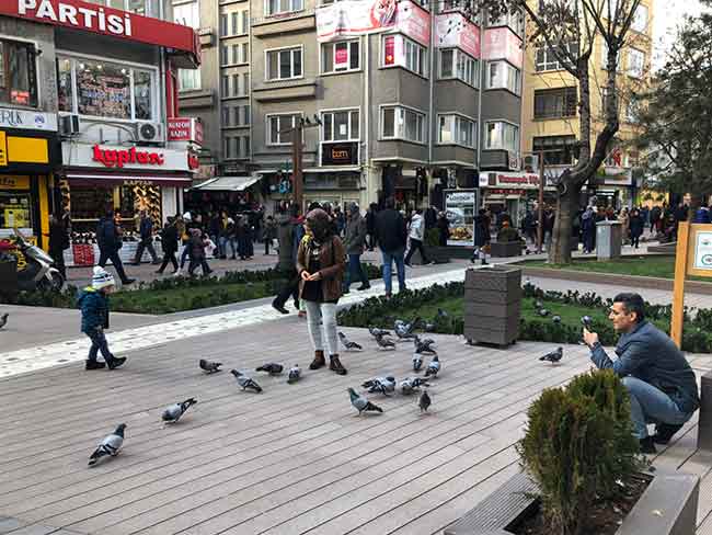 "Keşke vaktimiz olsa da Eskişehir'de her yeri gezebilsek. Gerçekten çok fazla müzesi var. Eskişehir’in bu yönü gerçekten çok güzel. Ardından Porsuk Çayını görmek istiyoruz Adalar'da oturup bir şeyler yiyip içmek gerçekten güzel olabilir.” diye konuştu. Özdemir, sözlerine “Umarım bir gün şansım olurda Eskişehir’de yaşayabilirim, gerçekten benim hayalimdeki şehir Eskişehir’dir.” diyerek son verdi