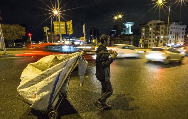 Ankara'nın Sokullu Mahallesi'nde bir gecekonduda ailesiyle birlikte yaşayan Ramazan Gezer (37), sokaklara bırakılan karton ve plastik malzemeleri toplayıp ailesinin geçimini sağlıyor. Evli ve 4 çocuk babası olan Gezer, İnönü Üniversitesi Fizik Bölümü mezunu. Gezer'in 3 yaşındaki oğlu Muhammed Haşim evlerinin önünde babasının topladığı karton kutularla oyun oynuyor.