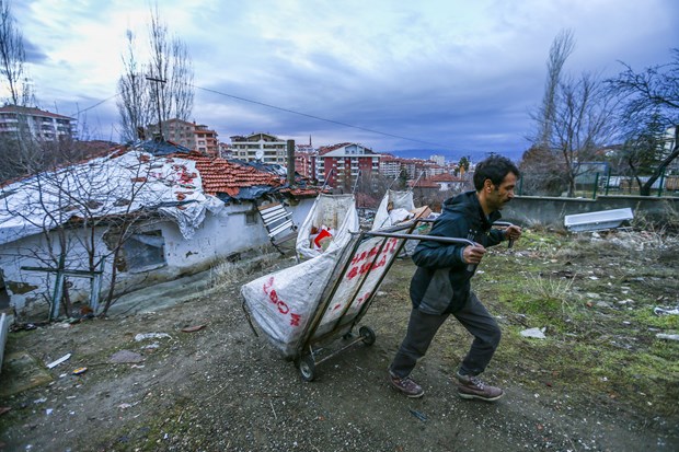 Ankara'nın Sokullu Mahallesi'nde bir gecekonduda ailesiyle birlikte yaşayan Ramazan Gezer (37), sokaklara bırakılan karton ve plastik malzemeleri toplayıp ailesinin geçimini sağlıyor. Evli ve 4 çocuk babası olan Gezer, İnönü Üniversitesi Fizik Bölümü mezunu. Gezer'in 3 yaşındaki oğlu Muhammed Haşim evlerinin önünde babasının topladığı karton kutularla oyun oynuyor.