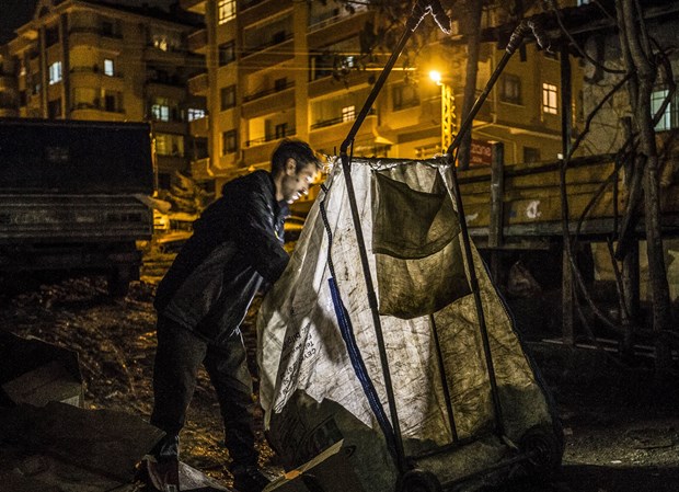 Ankara'nın Sokullu Mahallesi'nde bir gecekonduda ailesiyle birlikte yaşayan Ramazan Gezer (37), sokaklara bırakılan karton ve plastik malzemeleri toplayıp ailesinin geçimini sağlıyor. Evli ve 4 çocuk babası olan Gezer, İnönü Üniversitesi Fizik Bölümü mezunu. Gezer'in 3 yaşındaki oğlu Muhammed Haşim evlerinin önünde babasının topladığı karton kutularla oyun oynuyor.