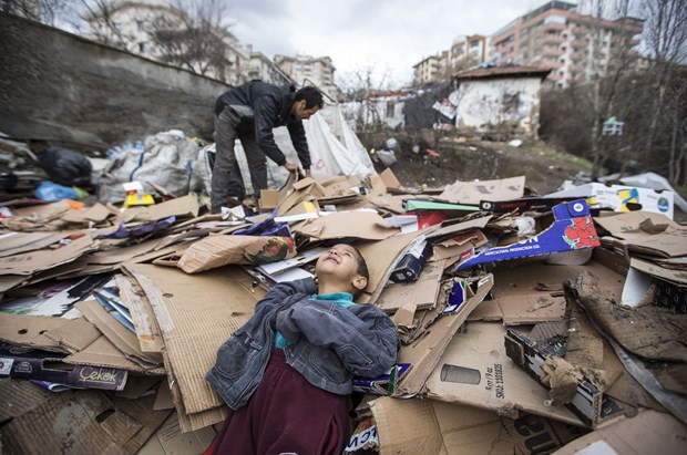 Ankara'nın Sokullu Mahallesi'nde bir gecekonduda ailesiyle birlikte yaşayan Ramazan Gezer (37), sokaklara bırakılan karton ve plastik malzemeleri toplayıp ailesinin geçimini sağlıyor. Evli ve 4 çocuk babası olan Gezer, İnönü Üniversitesi Fizik Bölümü mezunu. Gezer'in 3 yaşındaki oğlu Muhammed Haşim evlerinin önünde babasının topladığı karton kutularla oyun oynuyor.