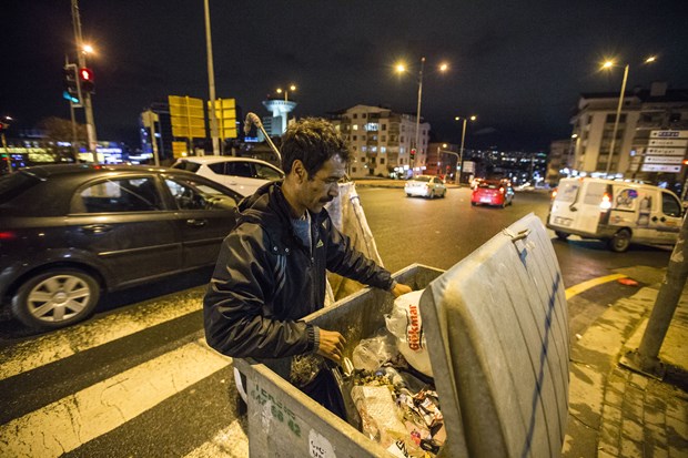 Ankara'nın Sokullu Mahallesi'nde bir gecekonduda ailesiyle birlikte yaşayan Ramazan Gezer (37), sokaklara bırakılan karton ve plastik malzemeleri toplayıp ailesinin geçimini sağlıyor. Evli ve 4 çocuk babası olan Gezer, İnönü Üniversitesi Fizik Bölümü mezunu. Gezer'in 3 yaşındaki oğlu Muhammed Haşim evlerinin önünde babasının topladığı karton kutularla oyun oynuyor.