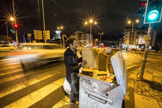 Ankara'nın Sokullu Mahallesi'nde bir gecekonduda ailesiyle birlikte yaşayan Ramazan Gezer (37), sokaklara bırakılan karton ve plastik malzemeleri toplayıp ailesinin geçimini sağlıyor. Evli ve 4 çocuk babası olan Gezer, İnönü Üniversitesi Fizik Bölümü mezunu. Gezer'in 3 yaşındaki oğlu Muhammed Haşim evlerinin önünde babasının topladığı karton kutularla oyun oynuyor.