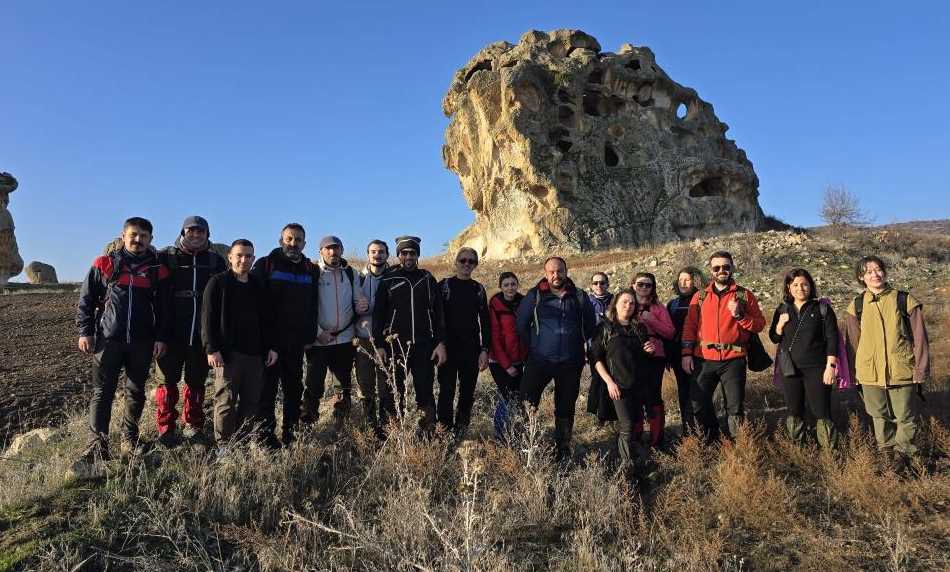 Eskişehir Gençlik ve Spor İl Müdürlüğü Doğa Aktiviteleri Grubu (ESDAG), doğaseverleri Frig Vadisi'nde eşsiz bir yürüyüşle buluşturdu. İhsaniye ile Ayazini arasında hazırlanan parkurda gerçekleştirilen etkinlik, katılımcılara doğa ve tarihin iç içe geçtiği bir deneyim sundu.

Yürüyüş, katılımcılara Frig dönemine ait kaya yerleşimleri ve kanyonlar arasında doğaçlama bir keşif yapma fırsatı sundu. Katılımcılar, tarihi izleri takip ederken aynı zamanda doğanın huzur veren atmosferinde keyifli bir gün geçirdi. Bu etkinlik, hem tarihi mirası keşfetmek hem de doğayla iç içe olmak isteyenler için mükemmel bir fırsat sundu.

ESDAG yetkilileri, bu tür doğa yürüyüşlerinin her hafta düzenli olarak gerçekleştirileceğini belirterek tüm Eskişehirlileri, doğa ile iç içe bir deneyim yaşamak üzere bu etkinliklere katılmaya davet etti.