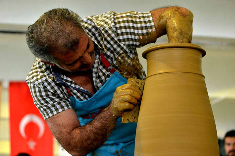 Tepebaşı Belediyesi 10. Uluslararası Eskişehir Pişmiş Toprak Sempozyumu etkinlikleri kapsamında düzenlenen torna yarışması büyük ilgi gördü. 