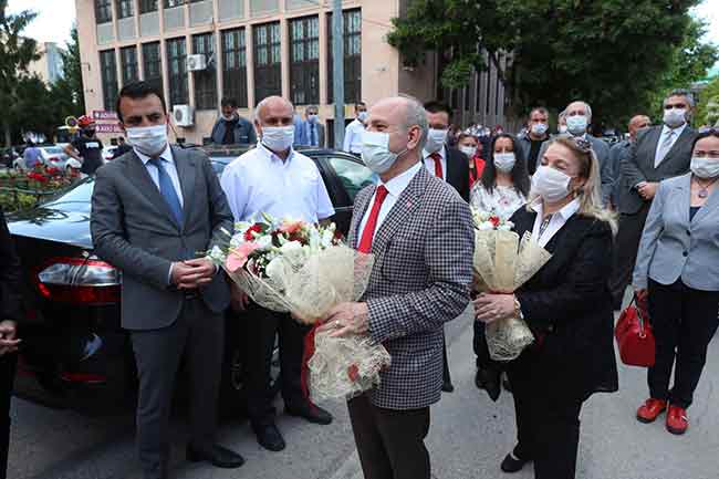 Son çıkan Valiler Kararnamesi ile Eskişehir Valisi iken Mülkiye Başmüfettişliğine atanan Vali Özdemir Çakacak, Eskişehir’e veda etti.