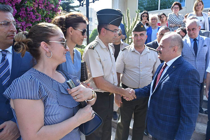 Son kararname ile Eskişehir'e atanan Mersin Valisi Özdemir Çakacak, eşi Kevser Çakacak ile birlikte kente veda etti.