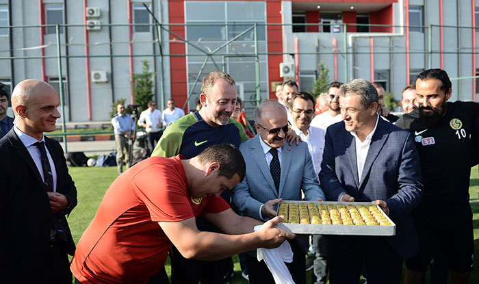 Eskişehir Valisi Özdemir Çakacak, TFF 1. Lig ekiplerinden Eskişehirspor'un kulüp başkanı Sinan Özeçoğlu'nu ziyaret etti. 