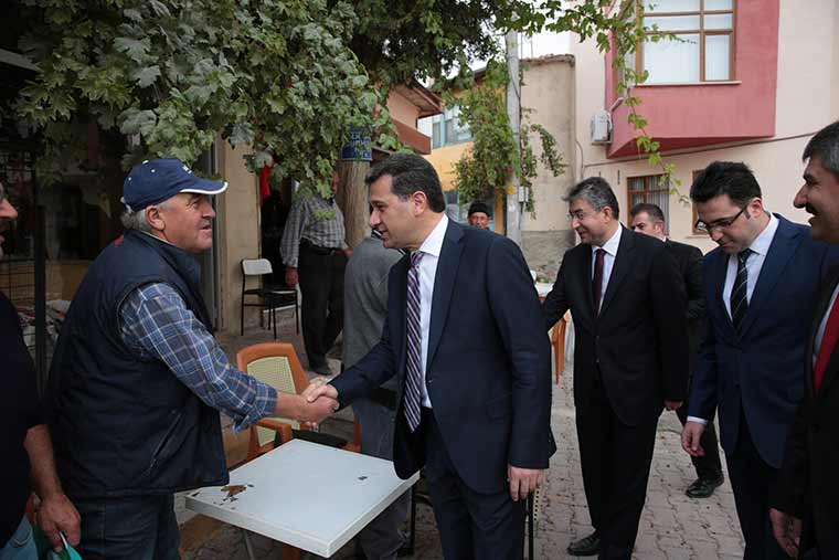 Çeşitli ziyaret ve incelemelerde bulunmak üzere Günyüzü ilçesine giden Vali Çelik, ilçenin; coğrafi konumu, eğitim ve sağlık durumu, turizm potansiyeli, asayişi ve nüfusu hakkında Kaymakam Ferdi Aktaş’tan bilgi aldı.