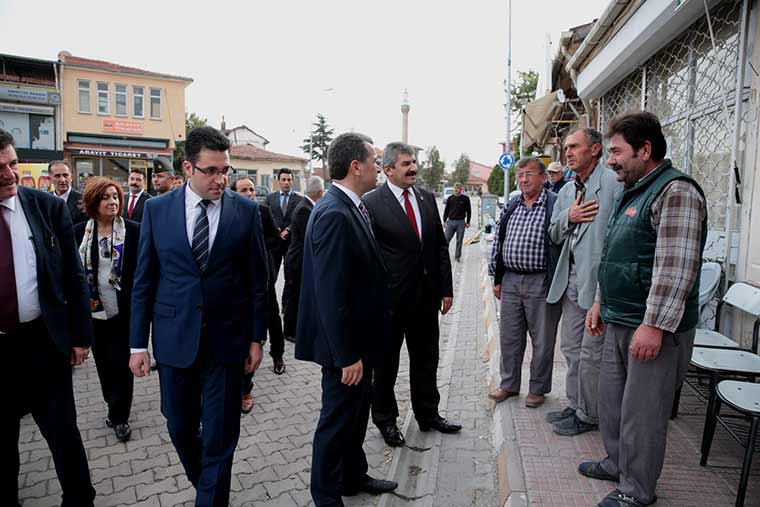 Çeşitli ziyaret ve incelemelerde bulunmak üzere Günyüzü ilçesine giden Vali Çelik, ilçenin; coğrafi konumu, eğitim ve sağlık durumu, turizm potansiyeli, asayişi ve nüfusu hakkında Kaymakam Ferdi Aktaş’tan bilgi aldı.