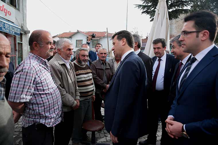 Çeşitli ziyaret ve incelemelerde bulunmak üzere Günyüzü ilçesine giden Vali Çelik, ilçenin; coğrafi konumu, eğitim ve sağlık durumu, turizm potansiyeli, asayişi ve nüfusu hakkında Kaymakam Ferdi Aktaş’tan bilgi aldı.