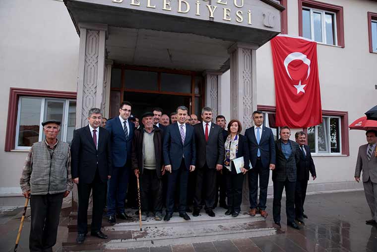 Çeşitli ziyaret ve incelemelerde bulunmak üzere Günyüzü ilçesine giden Vali Çelik, ilçenin; coğrafi konumu, eğitim ve sağlık durumu, turizm potansiyeli, asayişi ve nüfusu hakkında Kaymakam Ferdi Aktaş’tan bilgi aldı.