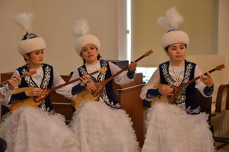 Kazakistan ve Türkiye Dostluk Konserini vermek için Eskişehir'de bulunan "Karagandi Tattimbet Kazak Halk Müziği Orkestrası" üyeleri, Eskişehir Valisi Güngör Azim Tuna'yı ziyaret etti.