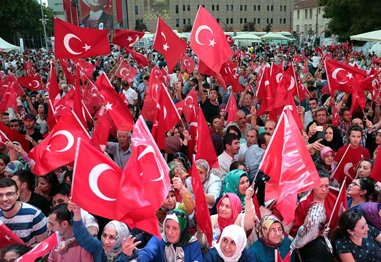 Eskişehir'de, Vilayet Meydanı'nda toplanan vatandaşlar, Fetullahçı Terör Örgütü'nün (FETÖ) darbe girişimine tepki gösterdi.