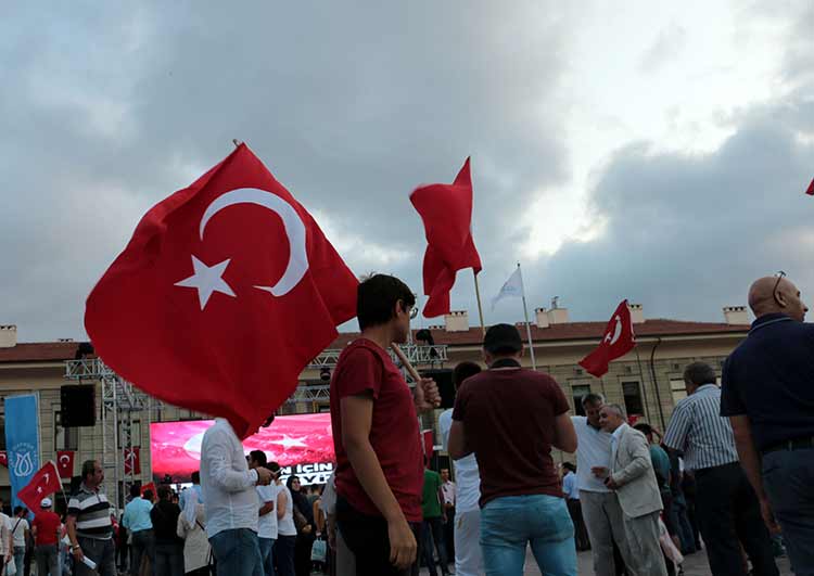 Eskişehir'de, Vilayet Meydanı'nda toplanan vatandaşlar, Fetullahçı Terör Örgütü'nün (FETÖ) darbe girişimine tepki gösterdi.