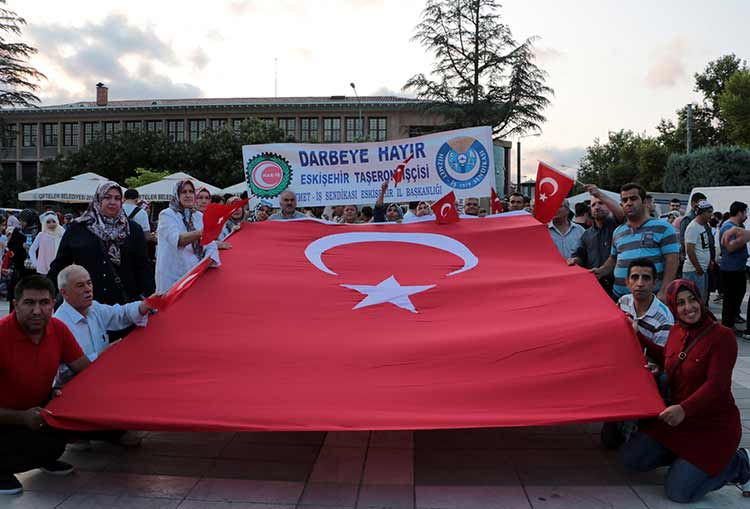 Eskişehir'de, Vilayet Meydanı'nda toplanan vatandaşlar, Fetullahçı Terör Örgütü'nün (FETÖ) darbe girişimine tepki gösterdi.