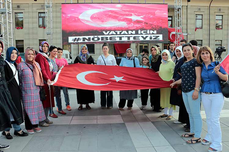 Eskişehir'de, Vilayet Meydanı'nda toplanan vatandaşlar, Fetullahçı Terör Örgütü'nün (FETÖ) darbe girişimine tepki gösterdi.