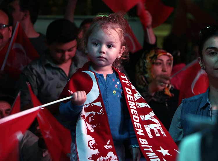 Eskişehir'de, Vilayet Meydanı'nda toplanan vatandaşlar, Fetullahçı Terör Örgütü'nün (FETÖ) darbe girişimine tepki gösterdi.