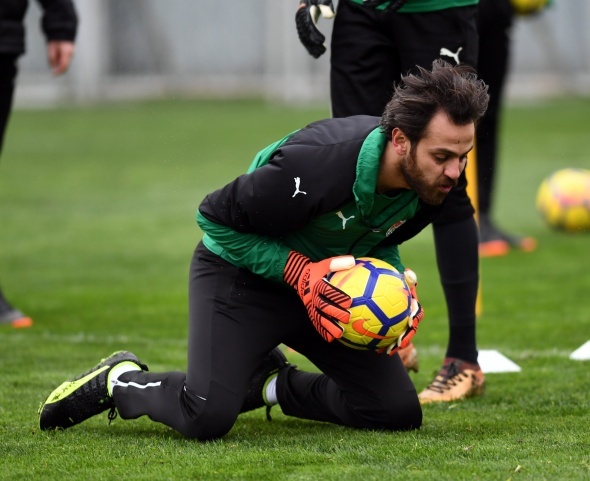 Son dönemde rol aldığı 'Çukur' dizisinde gösterdiği performans ile herkesin beğenisini kazanan Erkan Koçak Köstendil, Bursaspor antrenmanına katıldı.