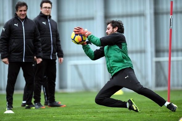 Son dönemde rol aldığı 'Çukur' dizisinde gösterdiği performans ile herkesin beğenisini kazanan Erkan Koçak Köstendil, Bursaspor antrenmanına katıldı.