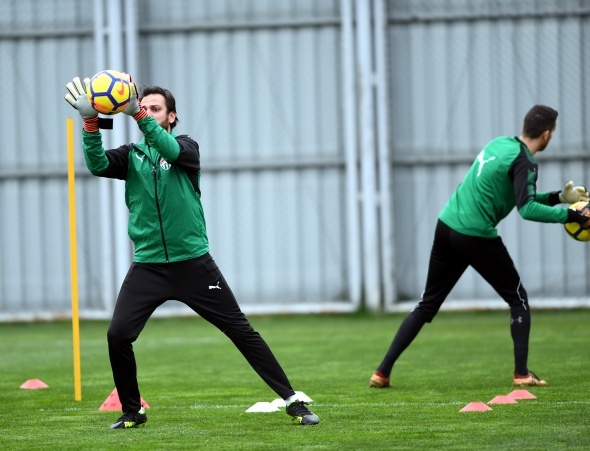 Son dönemde rol aldığı 'Çukur' dizisinde gösterdiği performans ile herkesin beğenisini kazanan Erkan Koçak Köstendil, Bursaspor antrenmanına katıldı.