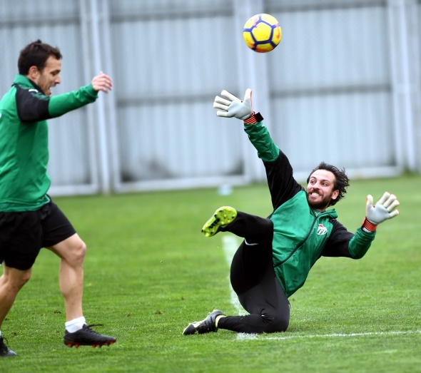 Son dönemde rol aldığı 'Çukur' dizisinde gösterdiği performans ile herkesin beğenisini kazanan Erkan Koçak Köstendil, Bursaspor antrenmanına katıldı.