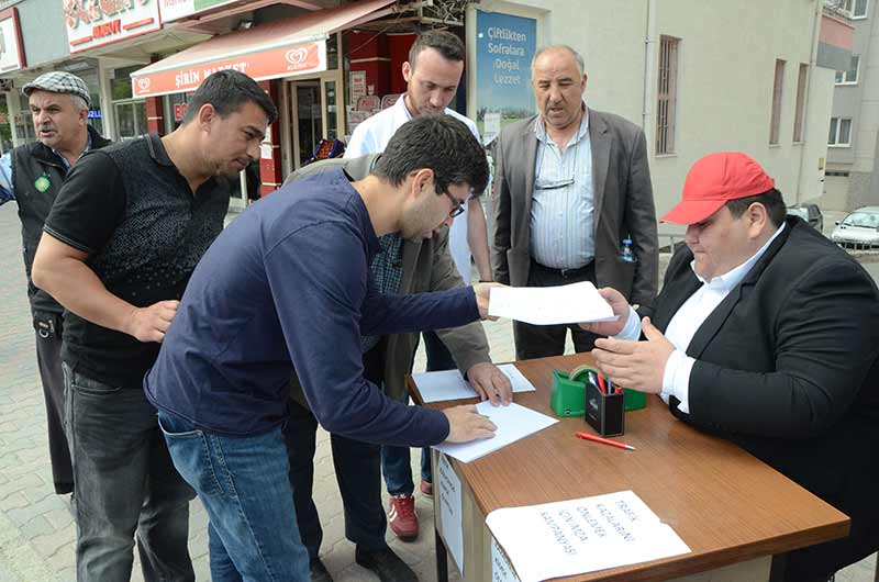 Eskişehir Devlet Hastanesi önünde yaşanan trafik kazalarından bıkan mahalle sakinleri, alınan tedbirlerin yetersiz olduğunu öne sürerek imza kampanyası başlattı. 