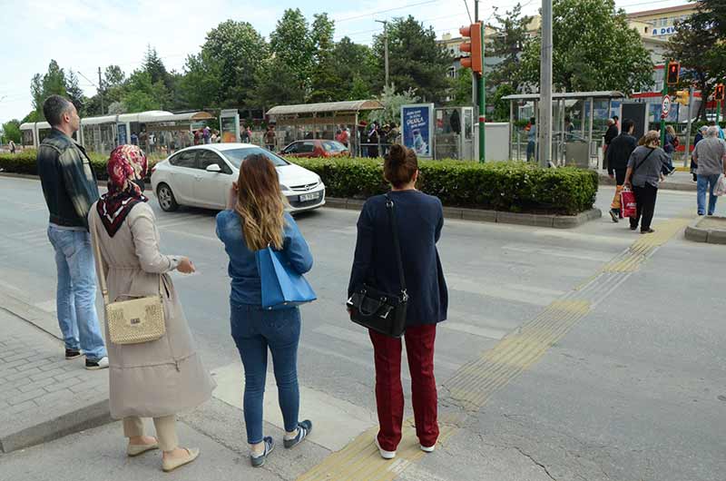 Eskişehir Devlet Hastanesi önünde yaşanan trafik kazalarından bıkan mahalle sakinleri, alınan tedbirlerin yetersiz olduğunu öne sürerek imza kampanyası başlattı. 